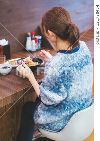 おいしいラーメンを食べてしあわせな若い女性 121728454