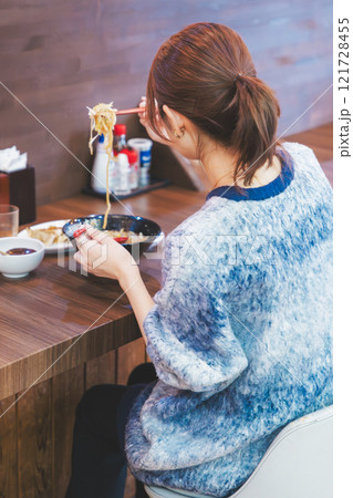 おいしいラーメンを食べてしあわせな若い女性 121728455