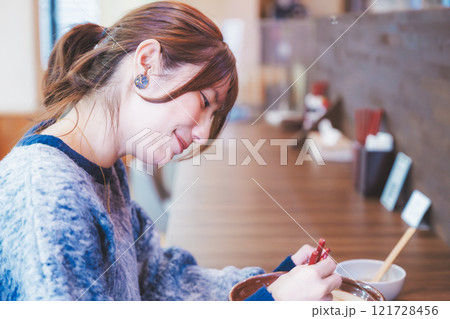 おいしいラーメンを食べてしあわせな若い女性 おいしいラーメンを食べてしあわせな若い女性 121728456