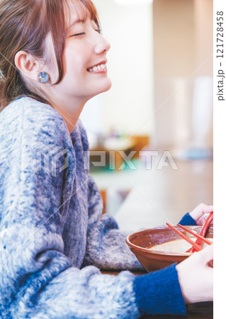 おいしさに、うなる若い女性 おいしさに、うなる若い女性 121728458