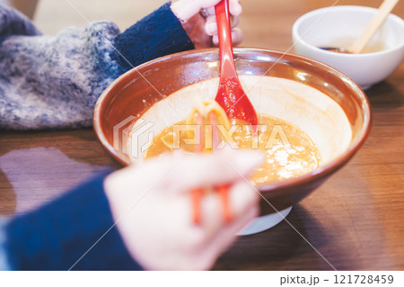 おいしいラーメンを食べてしあわせな若い女性 121728459