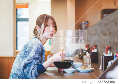 おいしいラーメンを食べてしあわせな若い女性 おいしいラーメンを食べてしあわせな若い女性 121728460