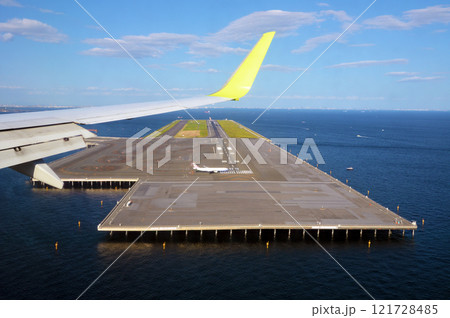 羽田空港の滑走路と翼　空撮 121728485