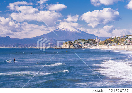 《神奈川県》湘南海岸越しの富士山 121728787