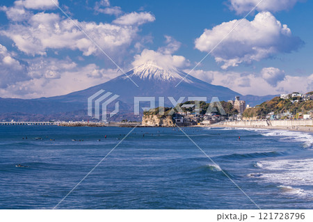 《神奈川県》湘南海岸越しの富士山 121728796