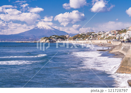 《神奈川県》湘南海岸越しの富士山 121728797
