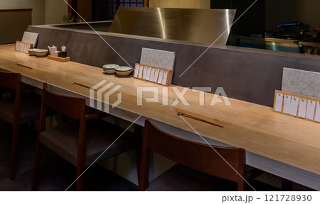 飲食店のカウンター 121728930