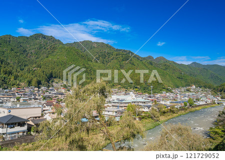 浜松市の水窪駅から見た水窪の街並みの風景(静岡県) 121729052