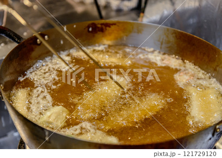 天ぷらを揚げる 121729120