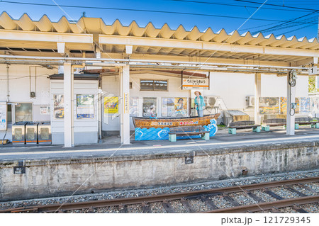 飯田市のJR飯田線の天竜峡駅のホームと線路の風景(長野県) 121729345