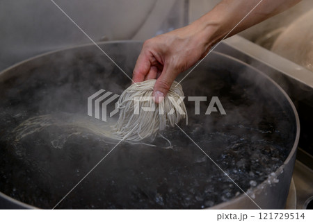 生そばを茹でる蕎麦職人の手元、蕎麦 生そばを茹でる蕎麦職人の手元、蕎麦 121729514