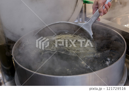 麺を茹でる職人の手元、蕎麦、ラーメン 121729516