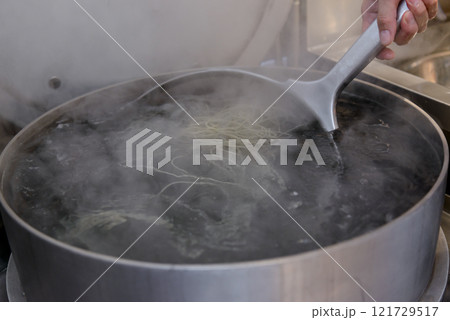 麺を茹でる職人の手元、蕎麦、ラーメン 121729517