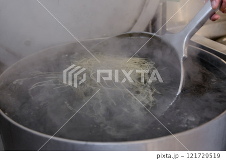 麺を茹でる職人の手元、蕎麦、ラーメン 121729519