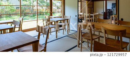 古民家レストラン・カフェのテーブル席、リノベーションスタイル、飲食店の内観 121729957