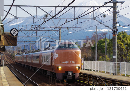 正月連休の旅行客を乗せて冠雪の大山をバックに山陰本線を走る出雲行きの在来線特急電車273系やくも7号 正月連休の旅行客を乗せて冠雪の大山をバックに山陰本線を走る出雲行きの在来線特急電車273系やくも7号 121730431