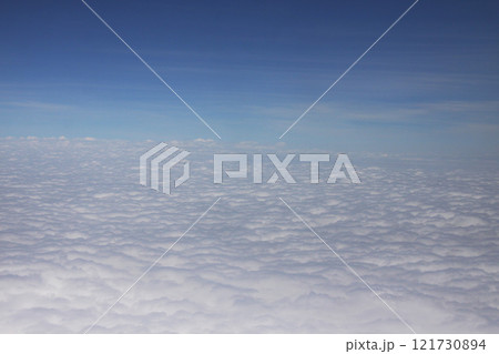 飛行機の窓から見たブラジル上空の雲海と青空 121730894