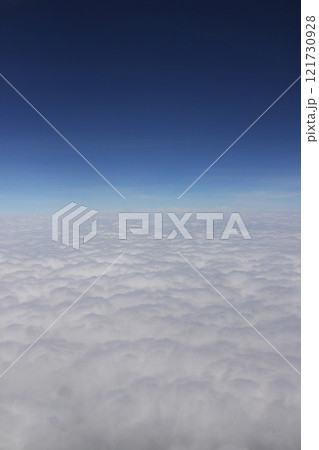 飛行機の窓から見たブラジル上空の雲海と青空 飛行機の窓から見たブラジル上空の雲海と青空 121730928