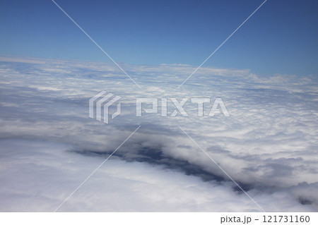 飛行機の窓から見たブラジル上空の雲海と青空 121731160
