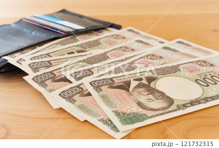 財布とお札 新紙幣 一万円札と財布 財布とお札 新紙幣 一万円札と財布 121732315