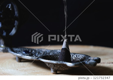 三基の香炉で炊かれるお香コーン 三基の香炉で炊かれるお香コーン 121732347