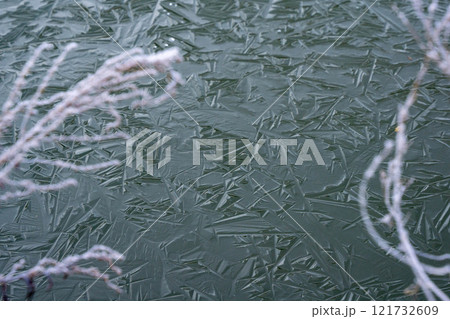 凍り付いた水面 121732609