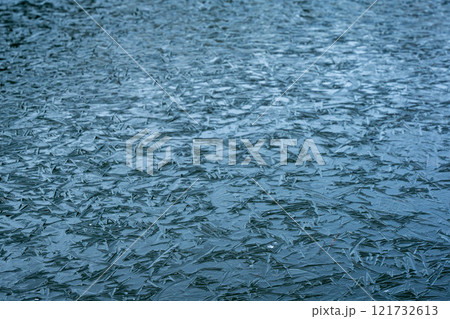 凍り付いた水面 121732613
