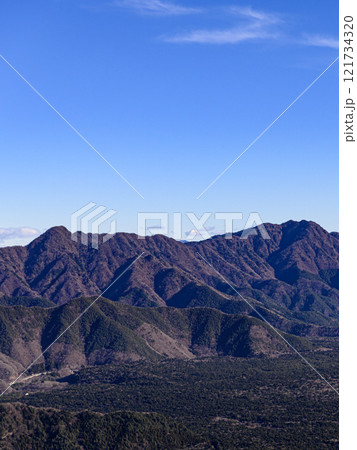 冬の御坂山地・王岳～鬼ヶ岳の山並みと青木ヶ原樹海（竜ヶ岳展望） 121734320