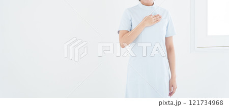 胸に手を当てる笑顔の女性看護師 121734968