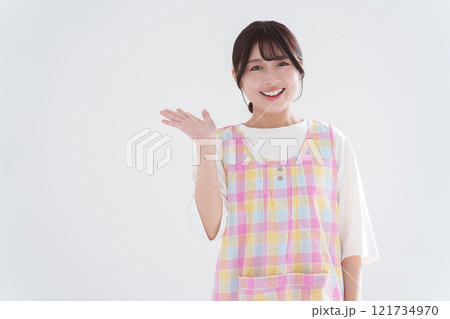 説明する保育士 説明する保育士 121734970