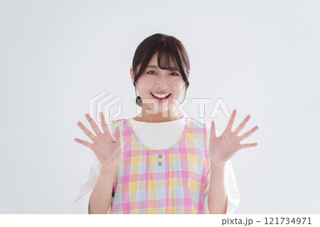 手を振る保育士 手を振る保育士 121734971