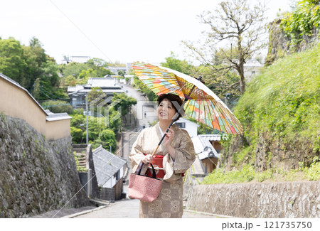 大分県杵築市　酢屋の坂に立つ和服の女性 121735750