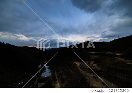 2025年新春寒風吹きすさぶ布目ダム北側夕景　暗雲に覆われた布目ダム北側の空① 121735860