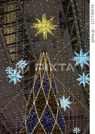 博多駅のクリスマスツリーのイエローイルミネーションを見上げる 121736039