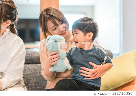 イヤイヤ期の男の子をぬいぐるみであやす母親・親子・ママ友・子供 イヤイヤ期の男の子をぬいぐるみであやす母親・親子・ママ友・子供 121736350