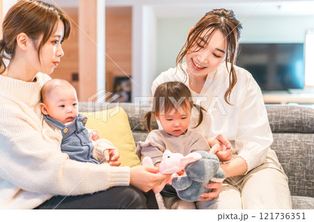 キッズスペースで遊ぶ親子・ママ友・子供（幼児） 121736351