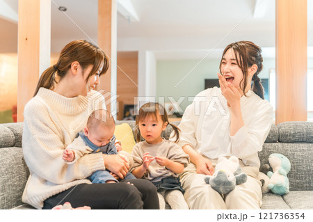 キッズスペースで遊ぶ親子・ママ友・子供（幼児） 121736354