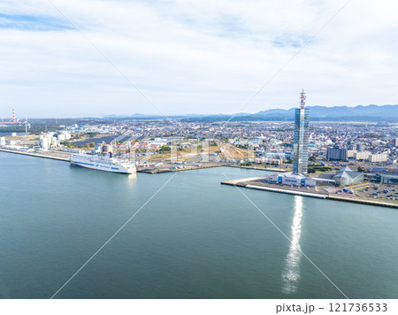 ポートタワーセリオンと秋田港（秋田県秋田市） 121736533