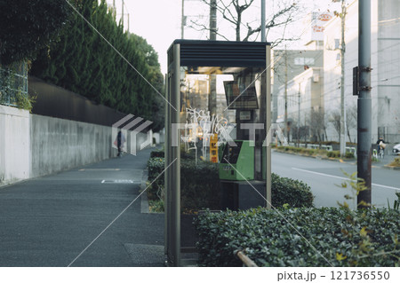 落書きされた公衆電話ボックス 落書きされた公衆電話ボックス 121736550