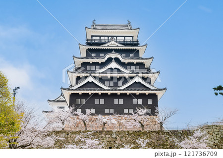 広島 桜満開の福山城　天守（北面鉄板張り） 121736709
