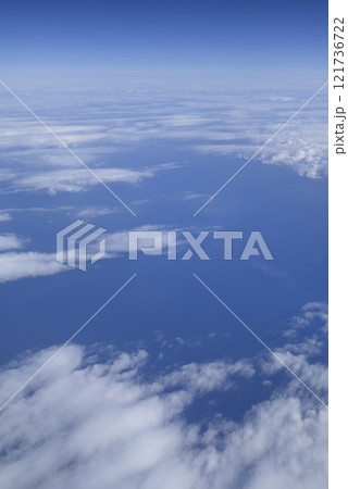 飛行機の窓からの眺め 121736722