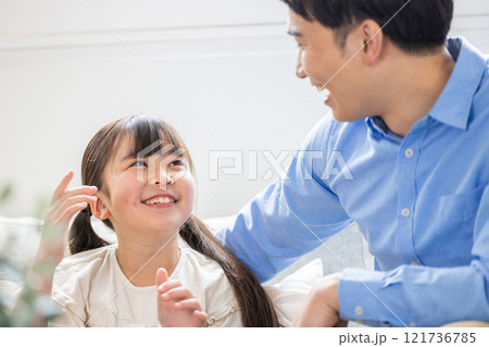 会話する父と娘 121736785