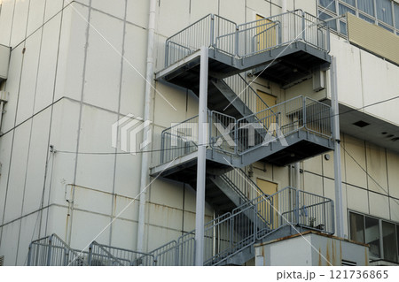 屋外に設置されている非常階段 121736865