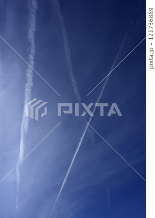 数本の飛行機雲のある青い空 121736889