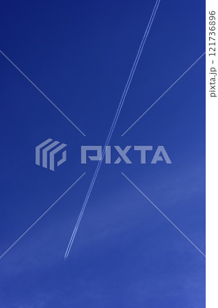 青い空に長い飛行機雲 青い空に長い飛行機雲 121736896