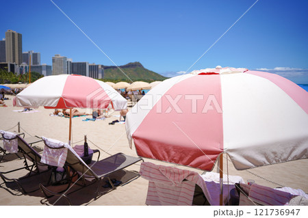 ハワイ　ロイヤルハワイアンから見るワイキキビーチ 121736947