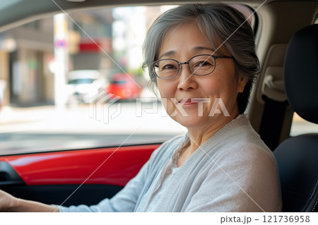運転席で笑顔のシニア女性 121736958