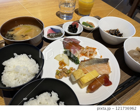 ホテルの朝食バイキング 121736962