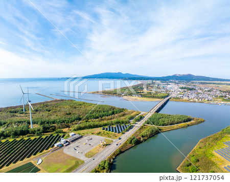 巨大なまはげと男鹿大橋、男鹿半島（秋田県男鹿市） 121737054