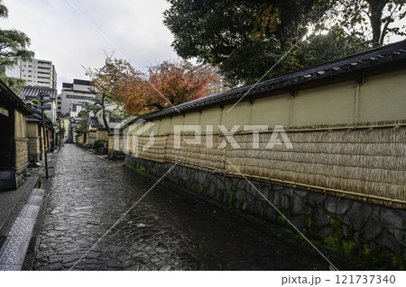 晩秋の金沢長町武家屋敷跡 121737340